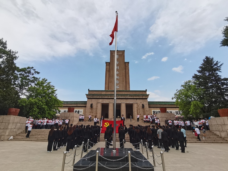 经济管理学院组织新发展党员参观察哈尔烈士陵园红色基地2.jpg