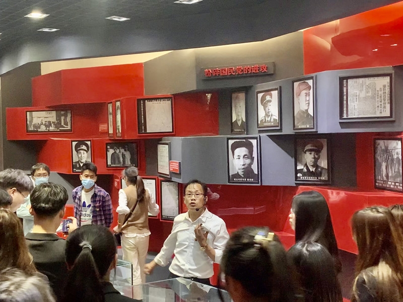 经济管理学院组织新发展党员参观察哈尔烈士陵园红色基地1.jpg